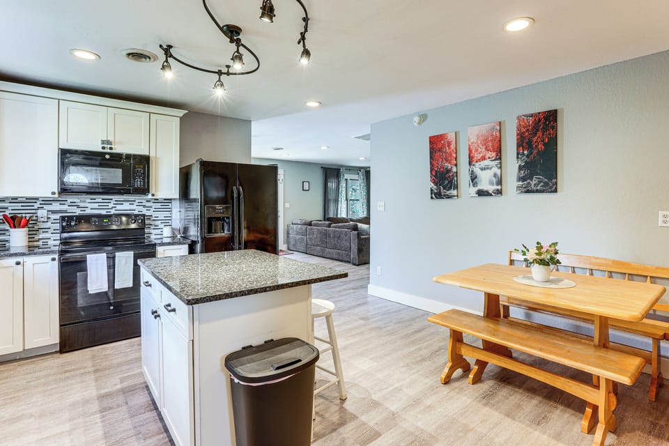 Kitchen | Dishwasher | Breakfast Nook