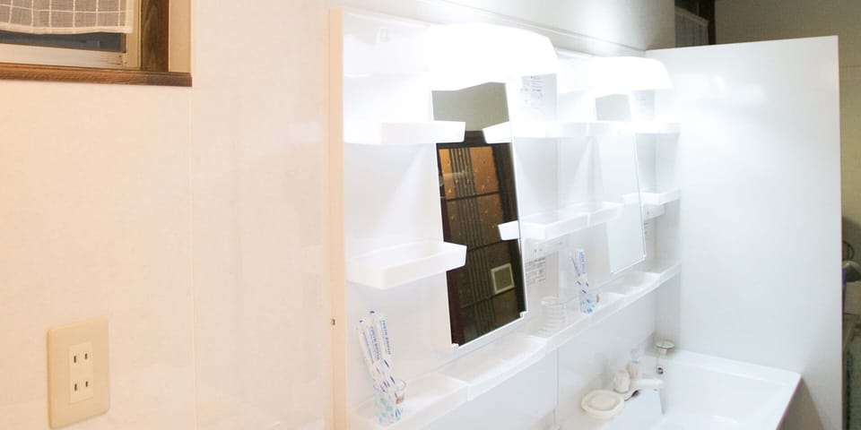 Combined shower/tub, free toiletries, hair dryer, towels