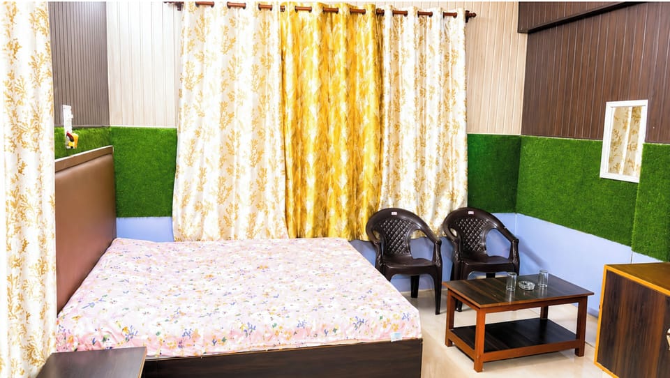 Hypo-allergenic bedding, desk, soundproofing, free WiFi