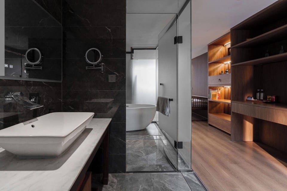 Comfort Double Room | Bathroom | Free toiletries, hair dryer, slippers, towels