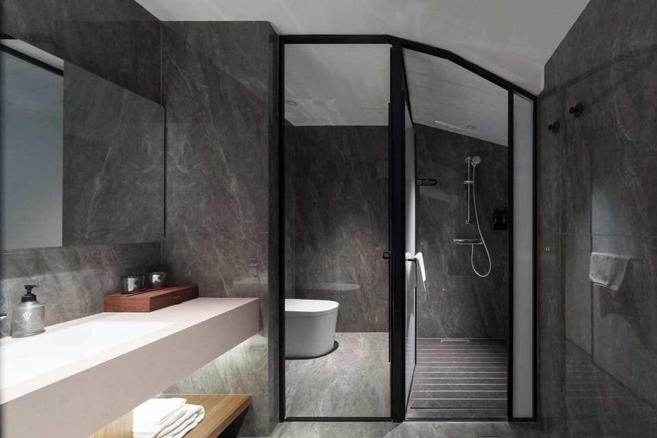 Elite Double Room | Bathroom | Free toiletries, hair dryer, slippers, towels
