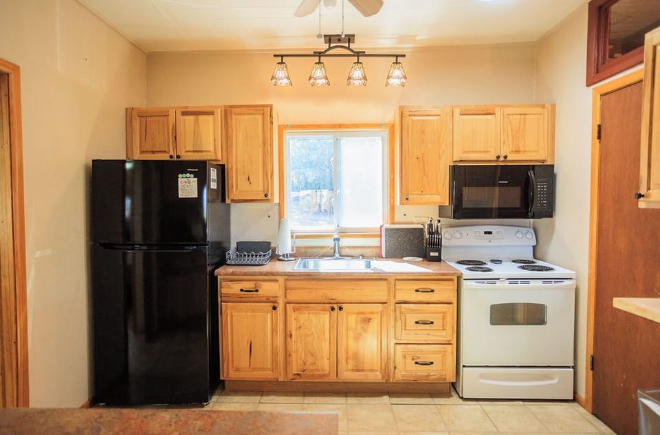 Full kitchen (no dishwasher)