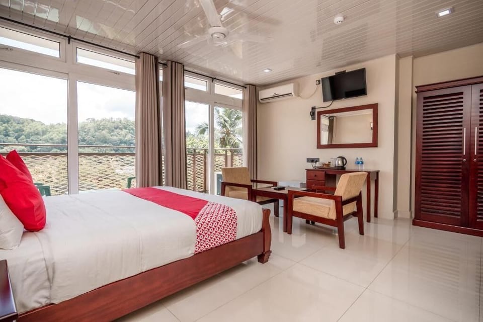 Deluxe Double Room, Balcony, Mountain View | Laptop workspace, soundproofing