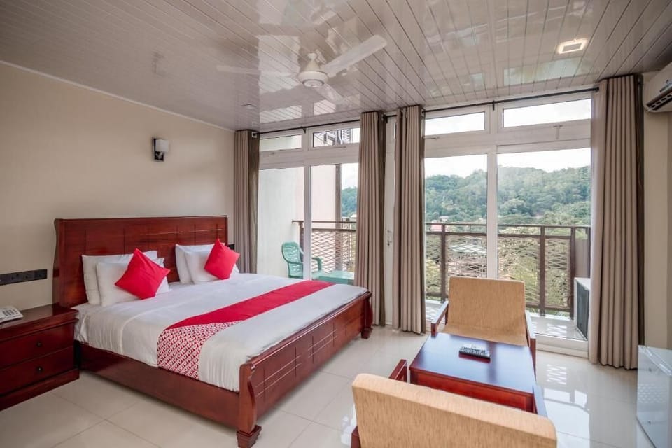 Deluxe Double Room, Balcony, Mountain View | Laptop workspace, soundproofing