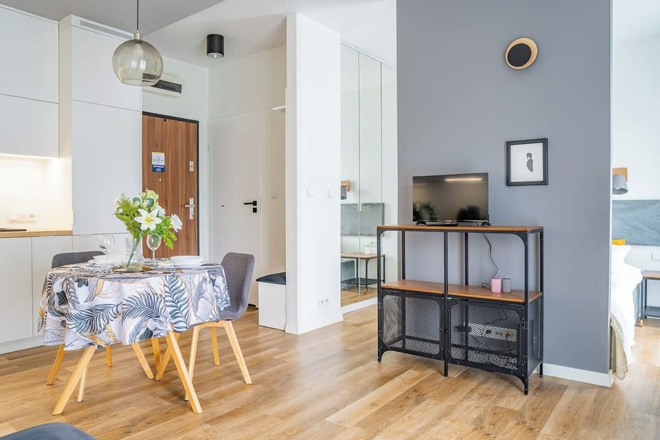 Bright 1-Bedroom Apartment near the Main Station and Kraków Old Town | Book Now with RENTUJEMY.COM