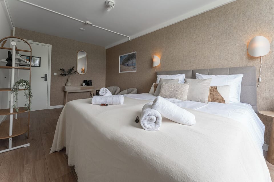 Spacious bedroom with cozy bedding and a calm, relaxing atmosphere.