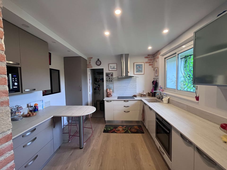 House | 5 bedrooms, high-speed internet