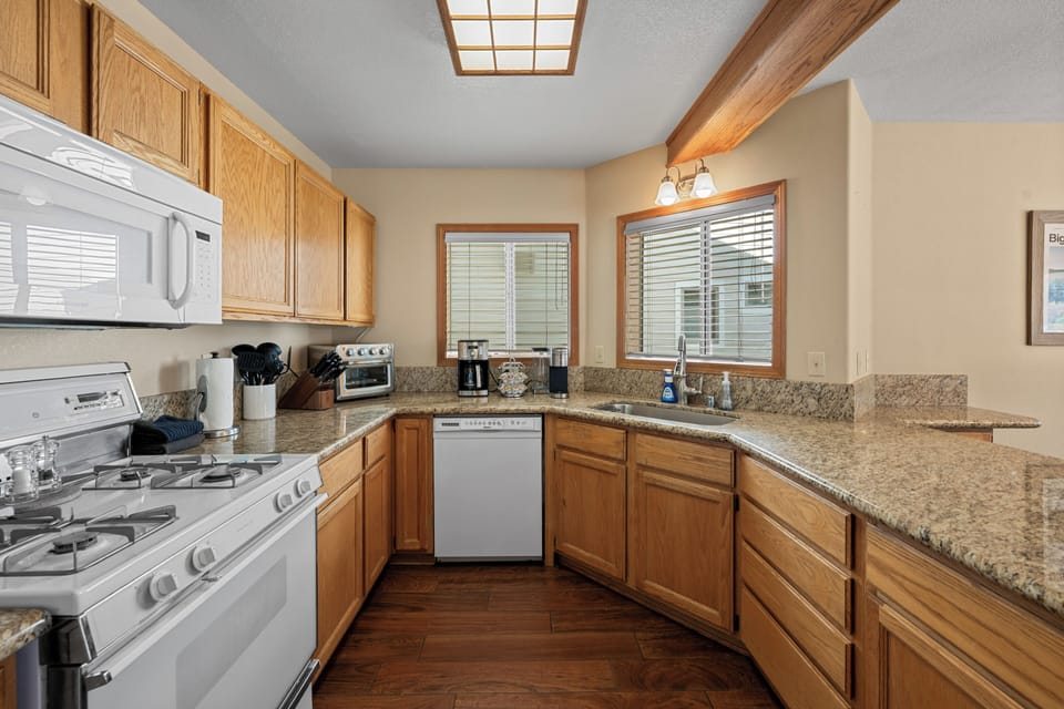 Kitchen - Full Kitchen with Dishwasher, Keurig and Drip coffee maker, all the necessities!
