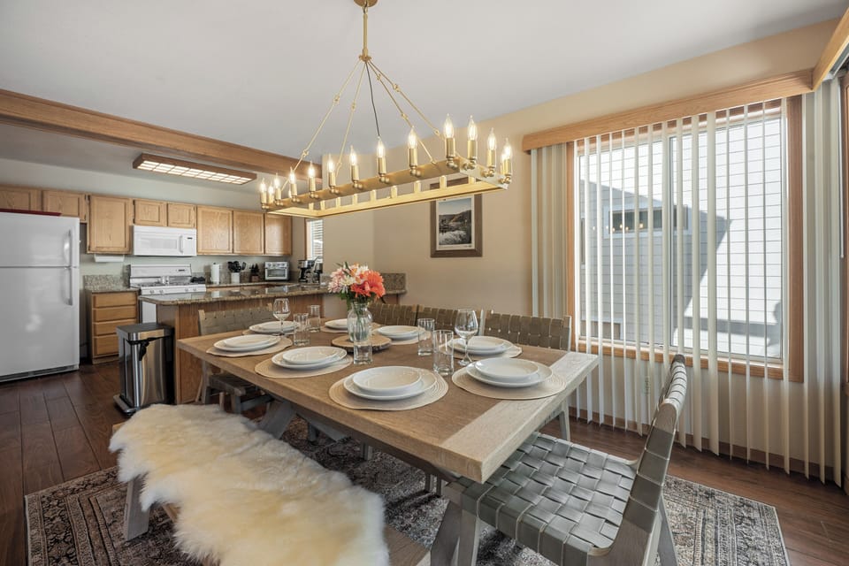 Dining Area - Comfy Dining Area with plenty of seating, natural light, and lake views