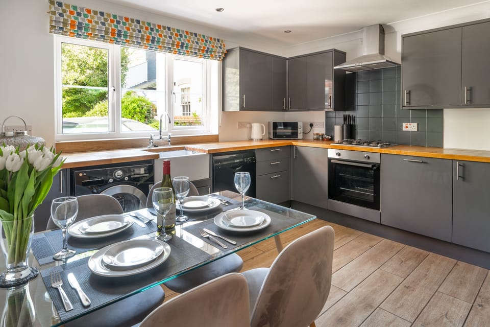Cobblers Cottage, Wells-next-the-Sea: Kitchen with an electric oven and hob, microwave, dishwasher, large fridge/freezer and dining table with seating for four guests