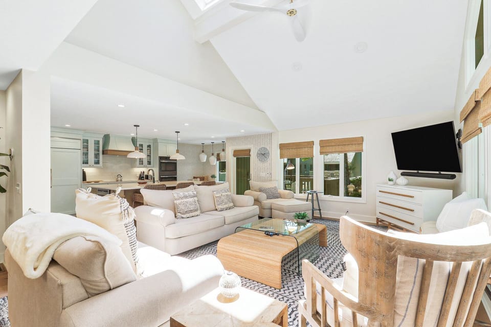 39 Turtle Lane | Stylish and spacious living room - 39 Turtle Lane | Stylish and spacious living room