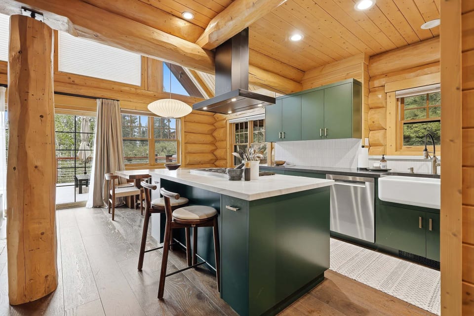 House, 4 Bedrooms | Private kitchen | Fridge, oven, coffee/tea maker, toaster