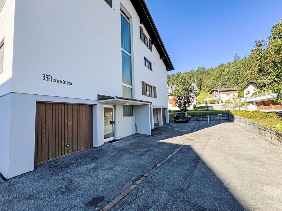 Window, Architecture, Residential Area, House, Home, Roof, Cottage, Driveway, Suburb, Mid-Size Car