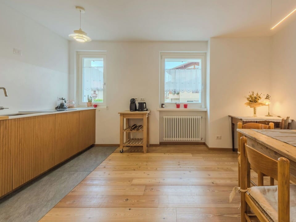 Flooring, Floor, Wall, Interior Design, Wood, Wood Flooring, Ceiling, Furniture, Room, Laminate Flooring