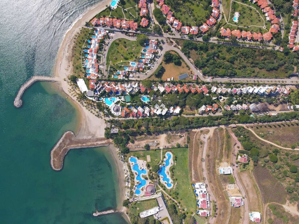 En el sitio,Alrededores,Área y comodidades,Hora del día,Jardin,Paisaje natural,Pátio,Playa,Punto de referencia cerca,Ubicación,Vista (de la propiedad / habitación),Vista del Jardín,Vista del punto de referencia,Vista panorámica