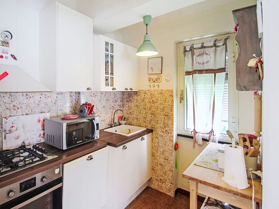 Kitchen, Major Appliance, Kitchen Appliance, Interior Design, Wood, Flooring, Countertop, Cabinetry, Kitchen Stove, Room