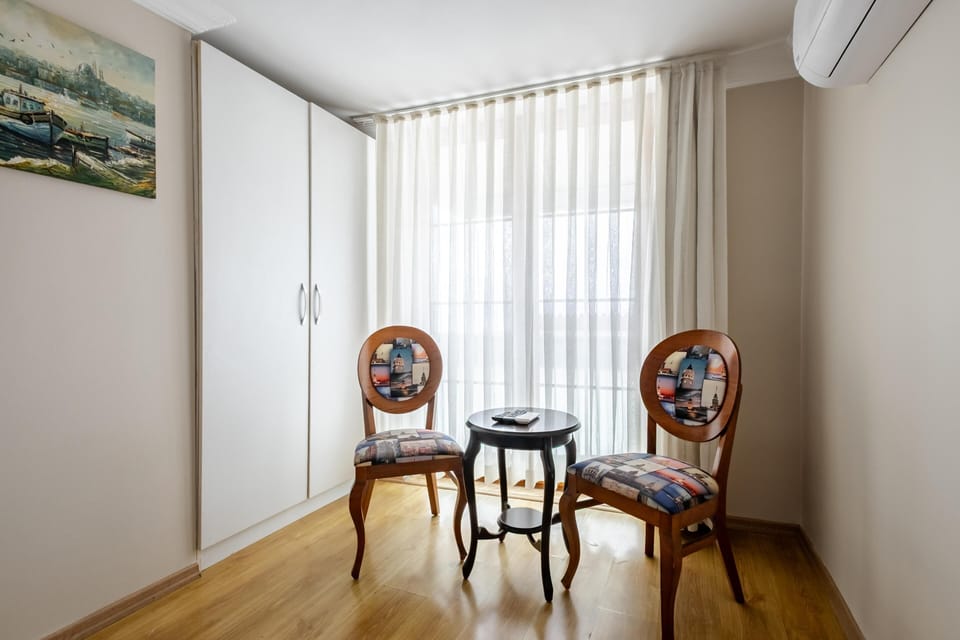 Deluxe Room, City View | Interior