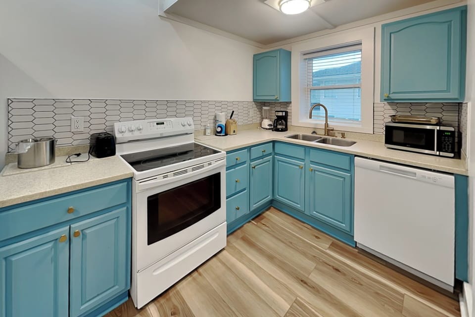 Full Kitchen - Fully Equipped w/ Electric Stove Top