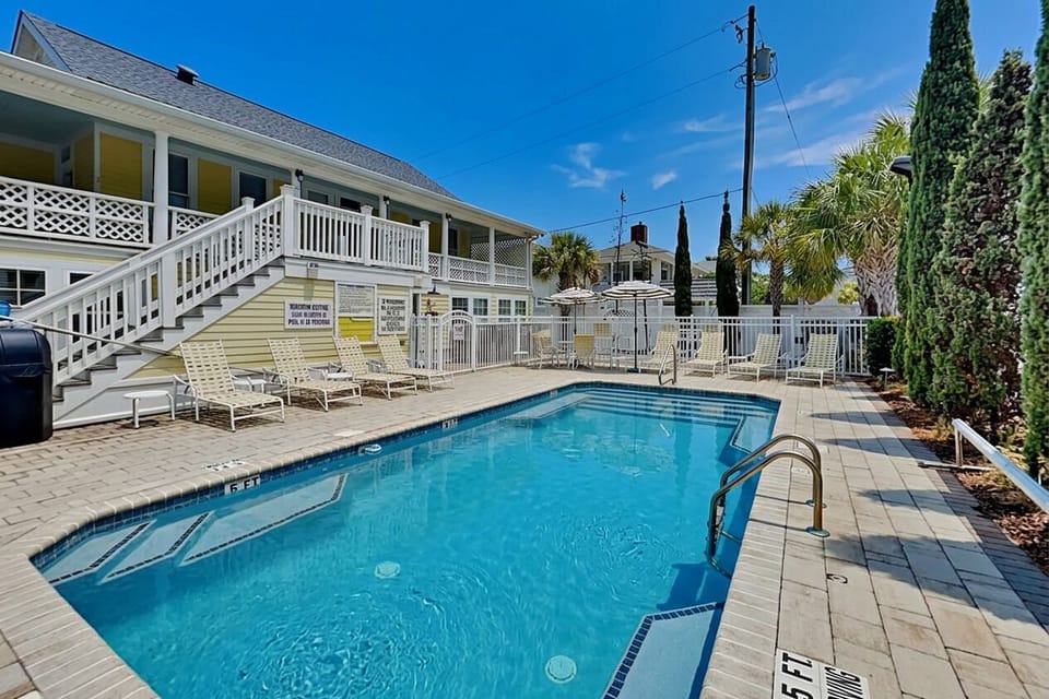 Community Pool w/ Lounge Seating