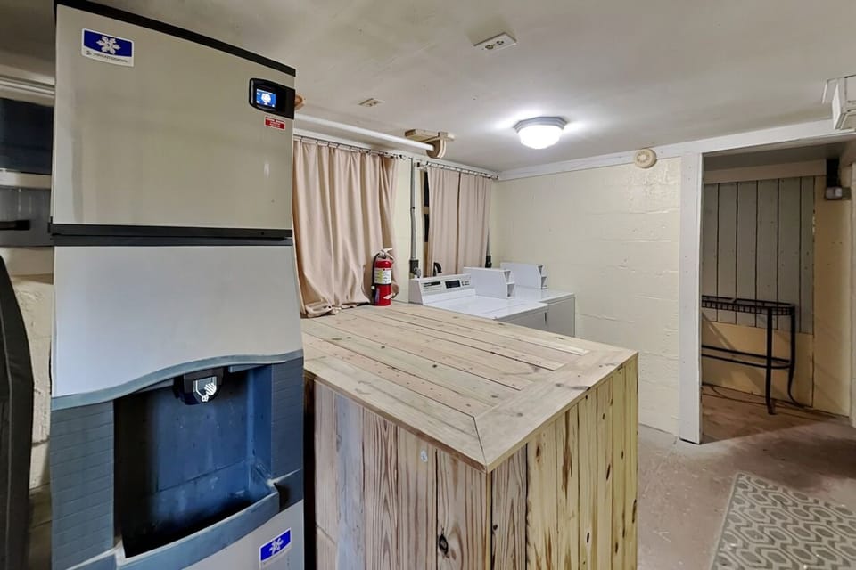 Community Coin Laundry + Ice Machine