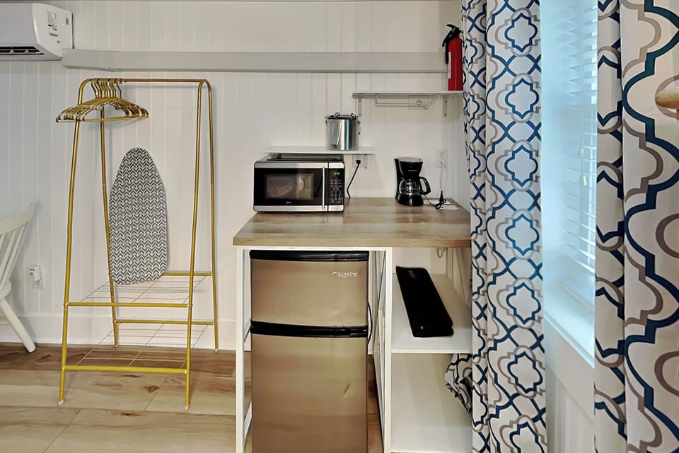 Kitchenette w. Mini-Fridge, Microwave + Coffeemaker