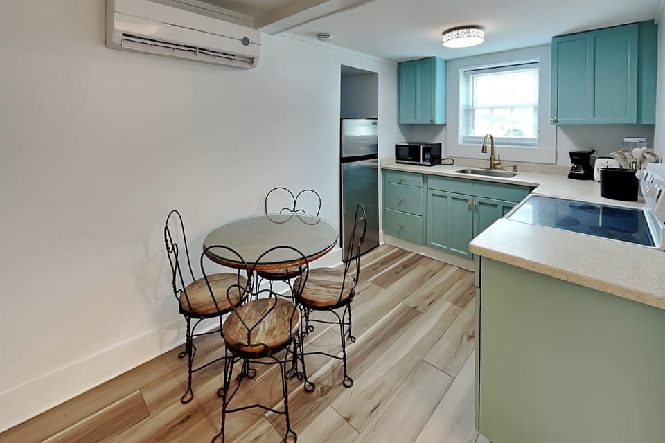 Eat-In Kitchen w. Table for 4