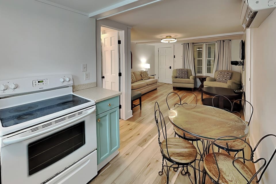 Eat-In Kitchen w. Table for 4