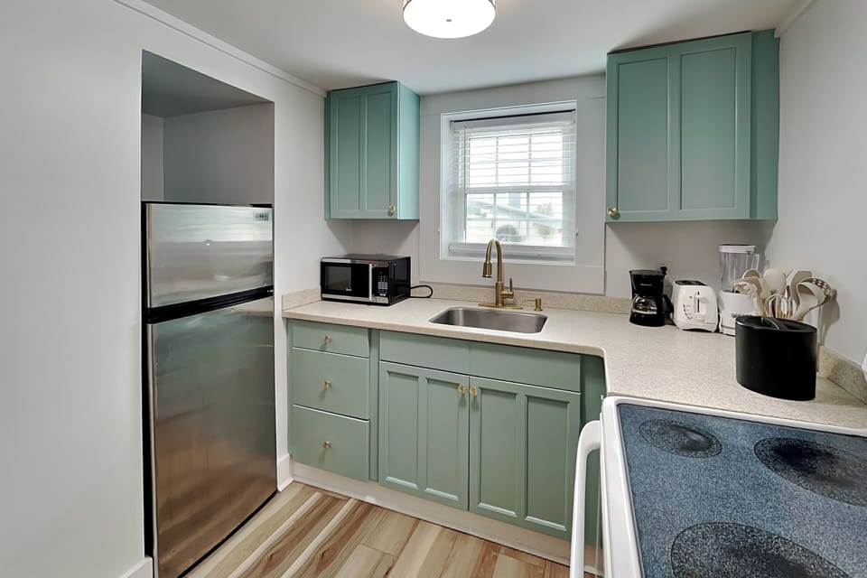 Eat-In Kitchen w. Table for 4