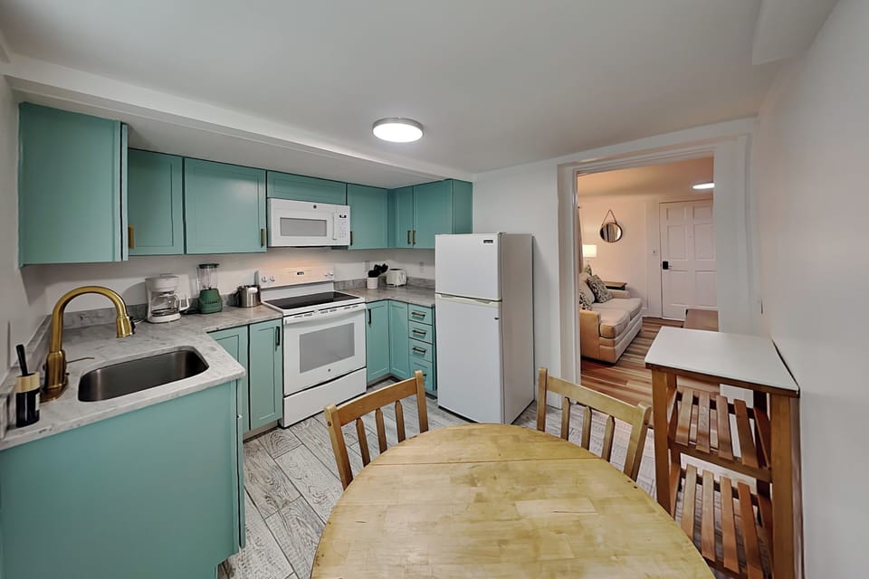 Eat-In Kitchen w. Table for 4