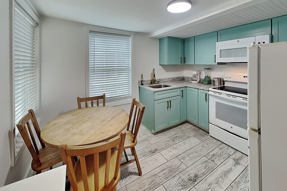 Eat-In Kitchen w. Table for 4