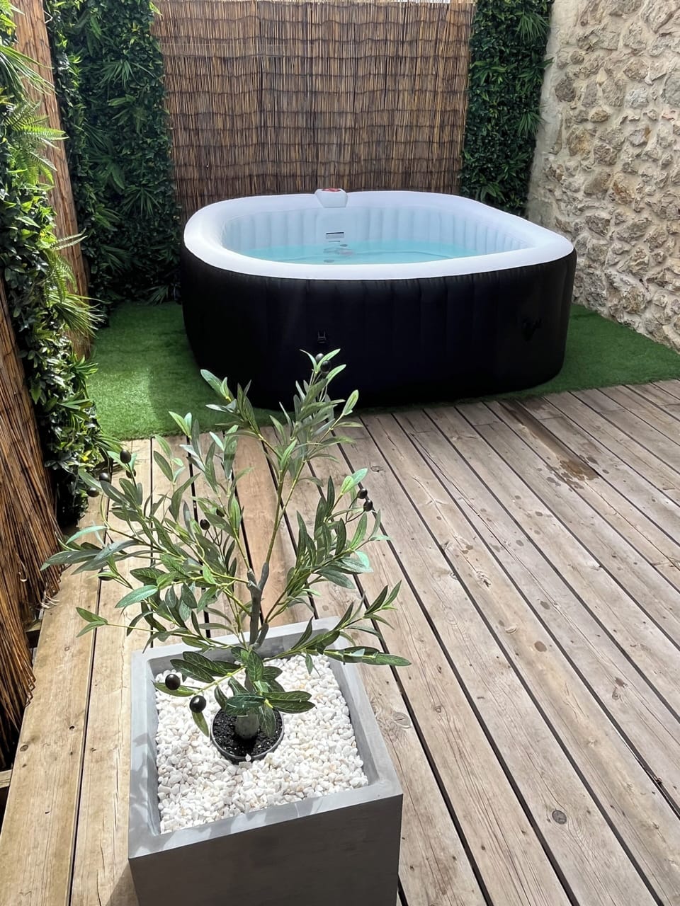 Outdoor spa tub