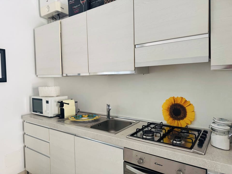 House, 3 Bedrooms, Balcony | Private kitchen