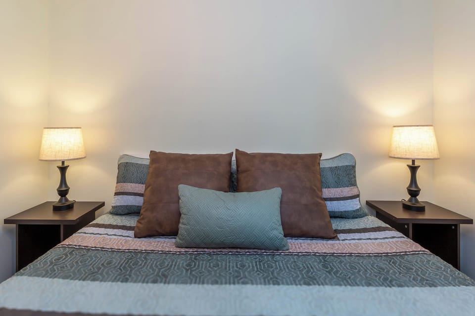 King Bedroom-Downstairs
