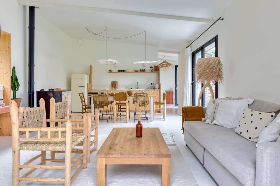 Magnifique salon convivial avec espace pour cuisiner 