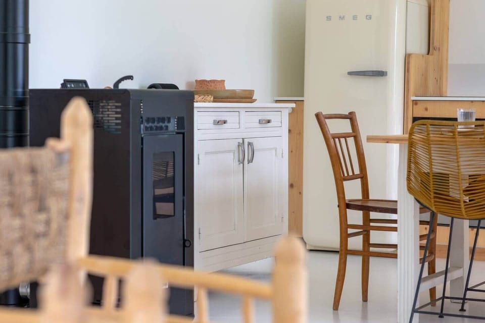 Petit espace avec rangement et poêle pour se réchauffer