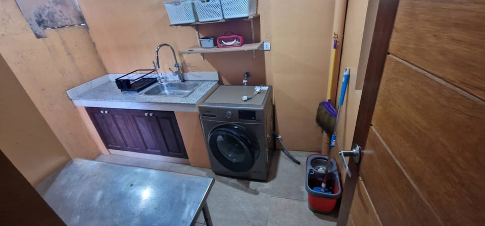 House, 4 Bedrooms | Private kitchen | Electric kettle, cookware/dishes/utensils