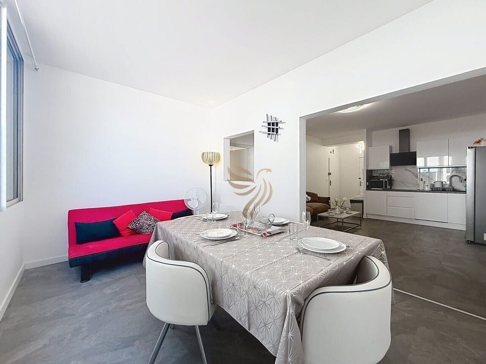 Autour d’une table dressée pour quatre, le canapé fuchsia apporte la note chaleureuse : partagez un apéritif sous le lampadaire, puis rejoignez la cuisine ouverte pour une soirée conviviale et sans contraintes.