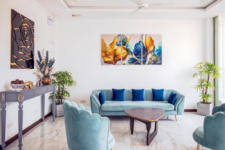 Deluxe Double Room | Living area | TV