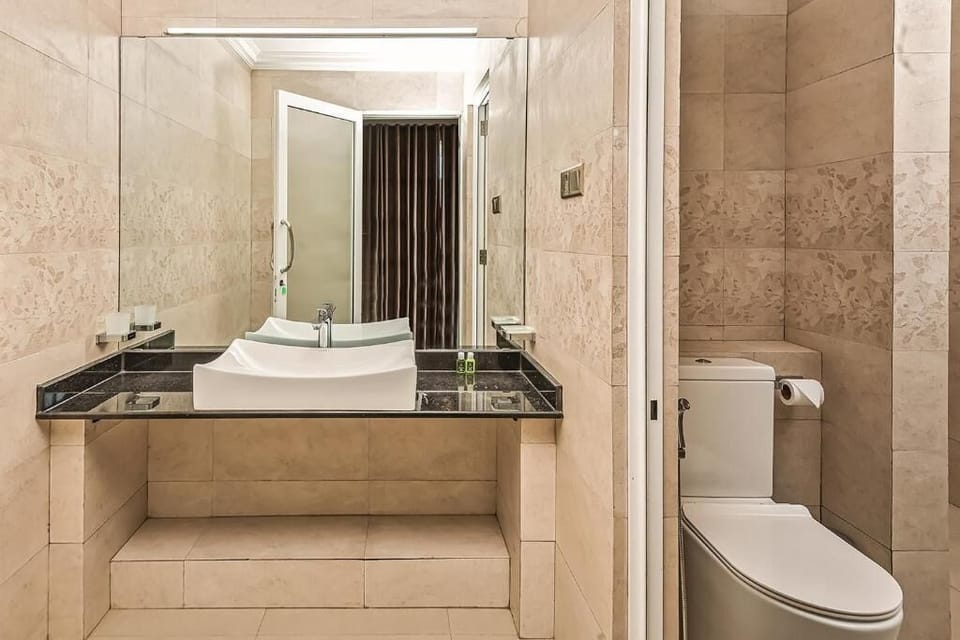 Deluxe Double Room | Bathroom | Shower, free toiletries, hair dryer, bidet