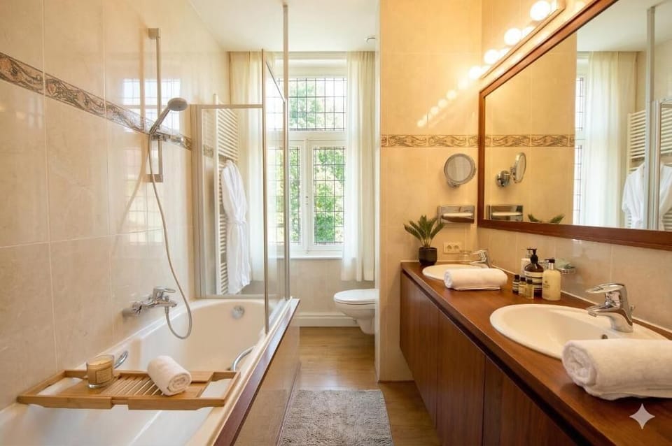 Deluxe Twin Room, City View | Bathroom | Slippers