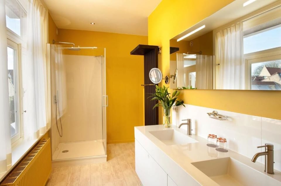 Deluxe Twin Room | Bathroom | Slippers
