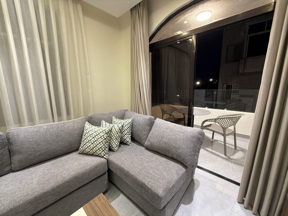 Apartment, 1 Bedroom, Accessible, Smoking | Living room