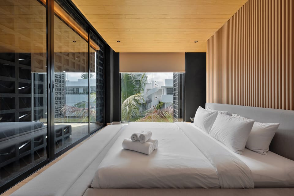 Studio Suite | In-room safe, laptop workspace, blackout drapes, iron/ironing board