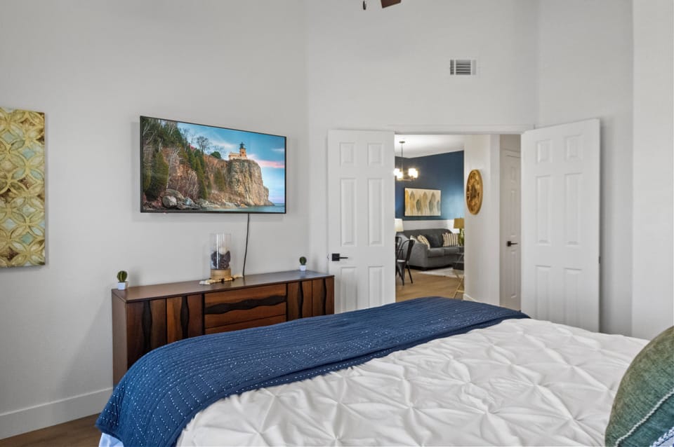 Relaxing bedroom with a TV to keep you entertained even before sleeping. 