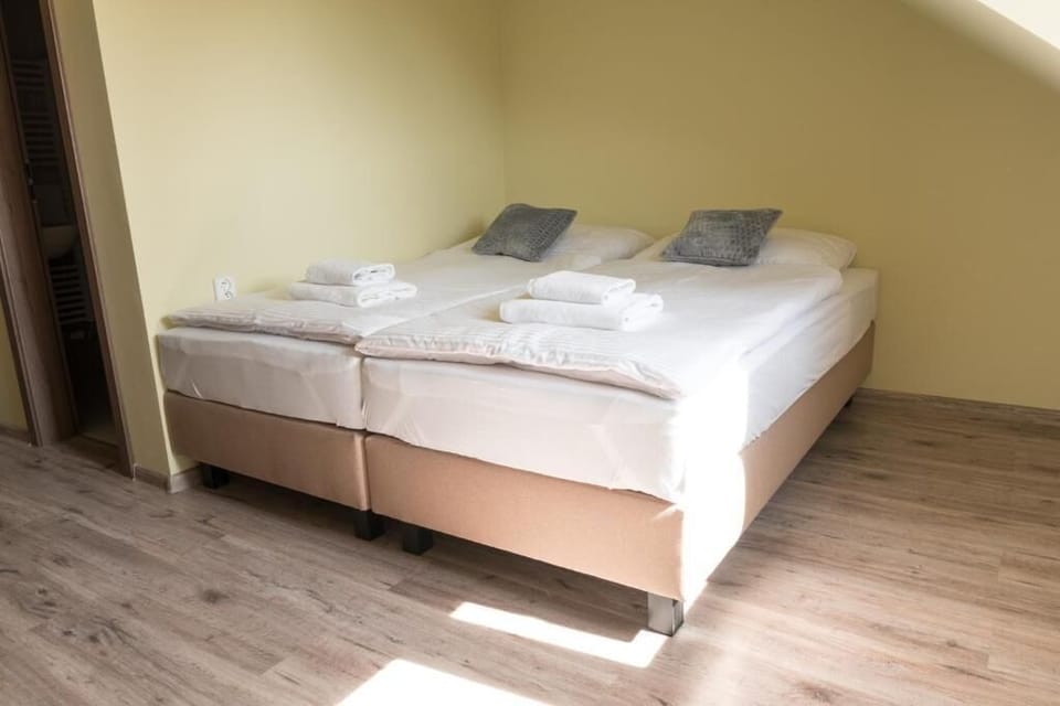 Double Room | Laptop workspace, free WiFi