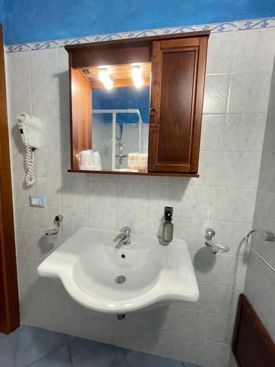 Double Room | Bathroom | Shower, free toiletries, hair dryer, bidet