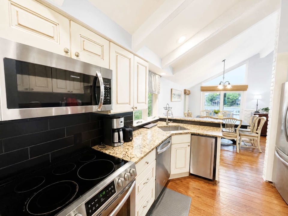House, Multiple Beds (Docktails and Sunset) | Private kitchen
