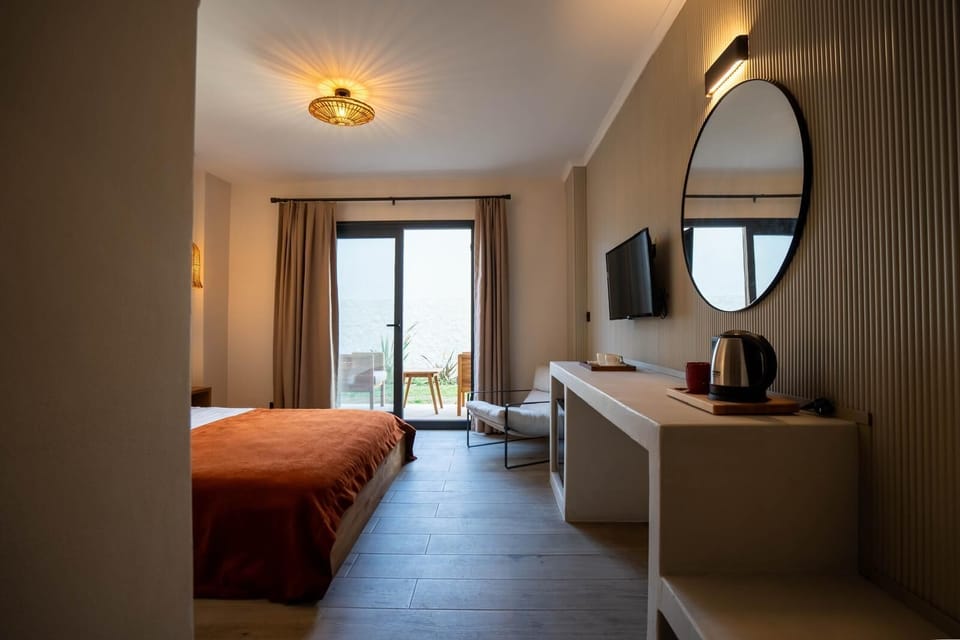 Deluxe Room, Garden View | Desk, laptop workspace, free WiFi