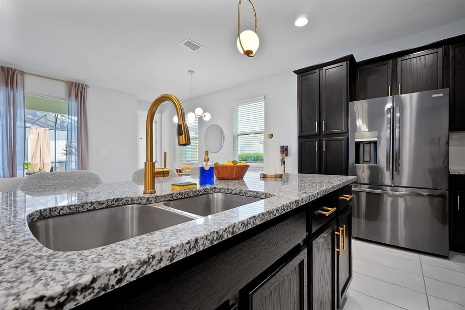 Luxury House, 5 Bedrooms, Private Pool, Corner | Private kitchen | Full-size fridge, microwave, oven, stovetop