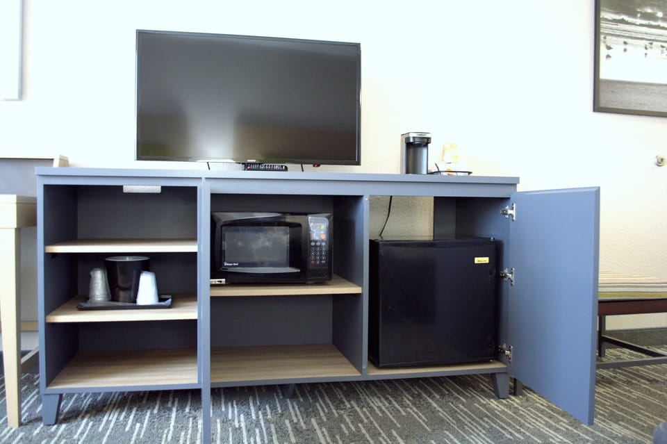 Premium bedding, in-room safe, desk, blackout drapes